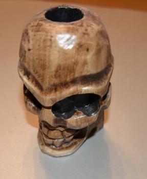 Totenkopf-Kerzenständer